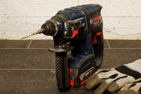 Drill. The Thai for "drill" is "สว่าน". Drill. The Thai for "drill" is "สว่าน".