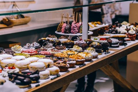 Dessert shop. The Thai for "dessert shop" is "ร้านขายของหวาน". Dessert shop. The Thai for "dessert shop" is "ร้านขายของหวาน".