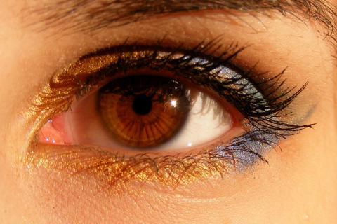 Eye. The Thai for "eye" is "ตา".