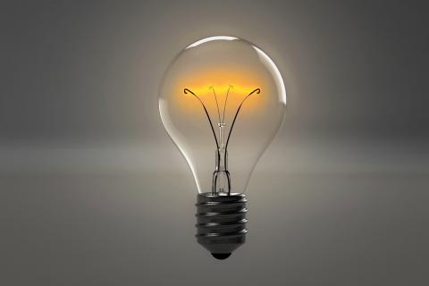Light bulb. The Thai for "light bulb" is "หลอดไฟ".