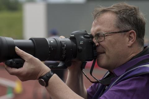 Cameraman; photographer. The Thai for "cameraman; photographer" is "ช่างภาพ". Cameraman; photographer. The Thai for "cameraman; photographer" is "ช่างภาพ".