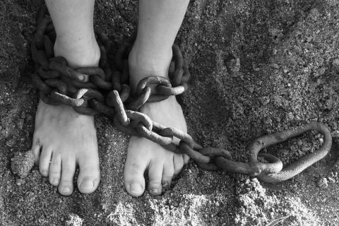To chain. The Thai for "to chain" is "ล่าม". To chain. The Thai for "to chain" is "ล่าม".