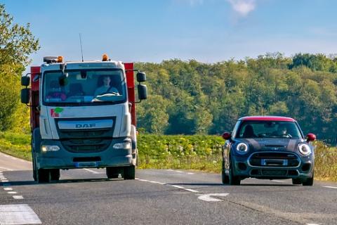 A car and a lorry. The Thai for "a car and a lorry" is "รถยนต์และรถบรรทุก". A car and a lorry. The Thai for "a car and a lorry" is "รถยนต์และรถบรรทุก".