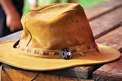 A leather hat. The Thai for "a leather hat" is "หมวกหนัง". A leather hat. The Thai for "a leather hat" is "หมวกหนัง".