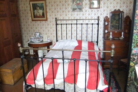 An iron bed. The Thai for "an iron bed" is "เตียงเหล็ก". An iron bed. The Thai for "an iron bed" is "เตียงเหล็ก".