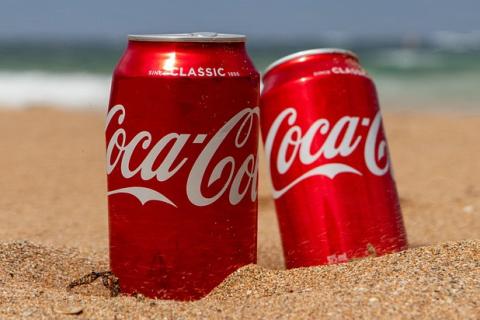 Two cans of Coca-Cola. The Thai for "two cans of Coca-Cola" is "โค้กสองกระป๋อง". Two cans of Coca-Cola. The Thai for "two cans of Coca-Cola" is "โค้กสองกระป๋อง".