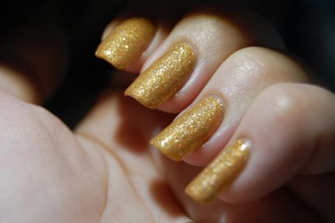 Gold fingernails. The Thai for "gold fingernails" is "เล็บมือสีทอง". Gold fingernails. The Thai for "gold fingernails" is "เล็บมือสีทอง".