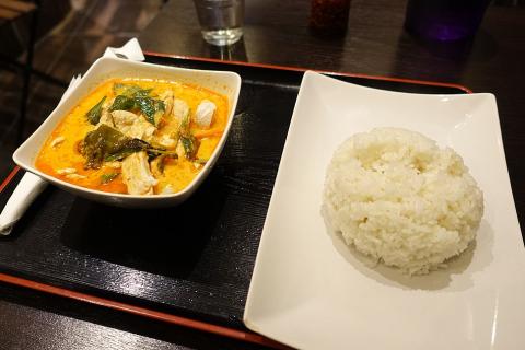 A bowl of red curry chicken and a plate of rice. The Thai for "a bowl of red curry chicken and a plate of rice" is "แกงเผ็ดไก่หนึ่งชามและข้าวหนึ่งจาน". A bowl of red curry chicken and a plate of rice. The Thai for "a bowl of red curry chicken and a plate of rice" is "แกงเผ็ดไก่หนึ่งชามและข้าวหนึ่งจาน".