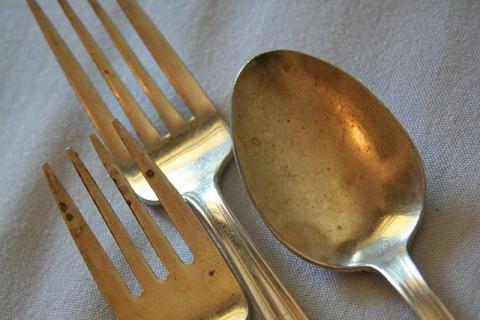 Two forks and a spoon. The Thai for "two forks and a spoon" is "ส้อมสองคันและช้อนหนึ่งคัน". Two forks and a spoon. The Thai for "two forks and a spoon" is "ส้อมสองคันและช้อนหนึ่งคัน".