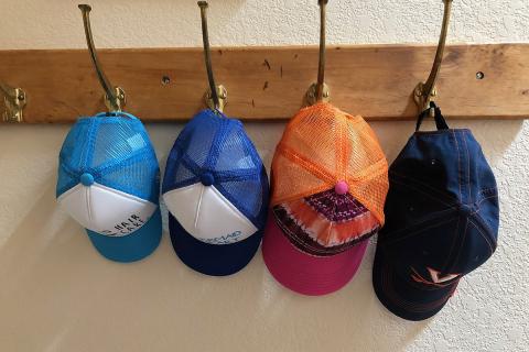 Four caps. The Thai for "four caps" is "หมวกแก๊ปสี่ใบ". Four caps. The Thai for "four caps" is "หมวกแก๊ปสี่ใบ".
