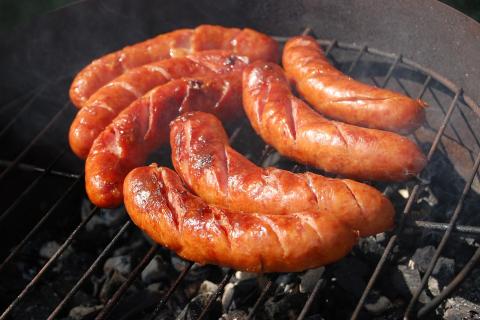 Seven sausages on the grill. The Thai for "seven sausages on the grill" is "ไส้กรอกเจ็ดชิ้นบนเตาย่าง". Seven sausages on the grill. The Thai for "seven sausages on the grill" is "ไส้กรอกเจ็ดชิ้นบนเตาย่าง".