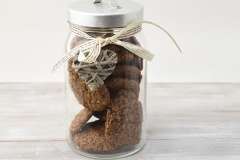 A glass jar of cookies. The Thai for "a glass jar of cookies" is "คุกกี้หนึ่งโหล".