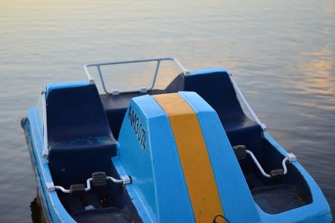 Pedal boat. The Thai for "pedal boat" is "เรือถีบ". Pedal boat. The Thai for "pedal boat" is "เรือถีบ".
