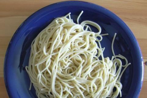 Spaghetti on a blue plate. The Thai for "spaghetti on a blue plate" is "สปาเกตตีบนจานสีน้ำเงิน". Spaghetti on a blue plate. The Thai for "spaghetti on a blue plate" is "สปาเกตตีบนจานสีน้ำเงิน".