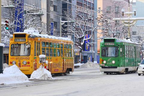 A yellow tram and a green tram. The Thai for "a yellow tram and a green tram" is "รถรางสีเหลืองและรถรางสีเขียว". A yellow tram and a green tram. The Thai for "a yellow tram and a green tram" is "รถรางสีเหลืองและรถรางสีเขียว".