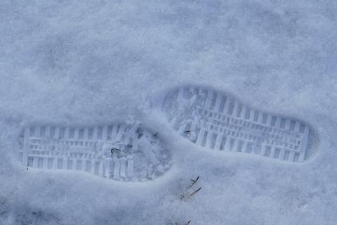 Footprints in the snow. The Thai for "footprints in the snow" is "รอยเท้าในหิมะ". Footprints in the snow. The Thai for "footprints in the snow" is "รอยเท้าในหิมะ".