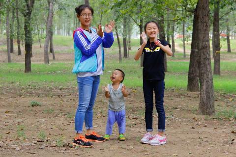 Children clapping. The Thai for "children clapping" is "เด็กๆกำลังตบมือ". Children clapping. The Thai for "children clapping" is "เด็กๆกำลังตบมือ".