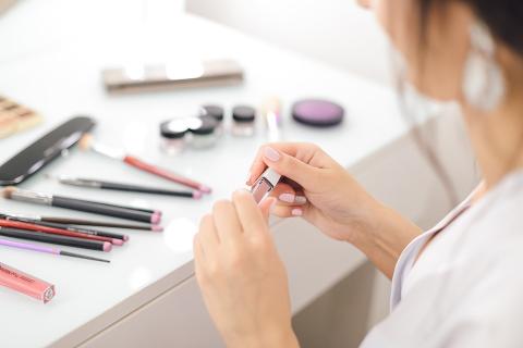 A woman, and a cosmetics set on a table. The Thai for "a woman, and a cosmetics set on a table" is "ผู้หญิงและชุดเครื่องสำอางบนโต๊ะ". A woman, and a cosmetics set on a table. The Thai for "a woman, and a cosmetics set on a table" is "ผู้หญิงและชุดเครื่องสำอางบนโต๊ะ".