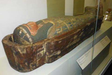 Coffin. The Thai for "coffin" is "โลง".