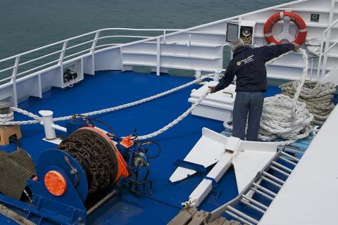 A sailor is holding a rope on a ship.. The Thai for "A sailor is holding a rope on a ship." is "ลูกเรือถือเชือกบนเรือ". A sailor is holding a rope on a ship.. The Thai for "A sailor is holding a rope on a ship." is "ลูกเรือถือเชือกบนเรือ".