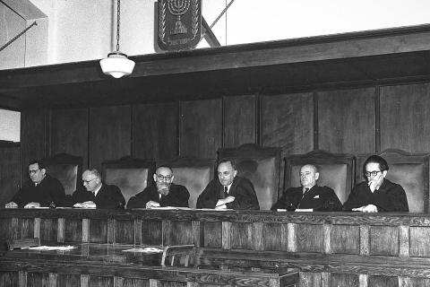 A panel of judges. The Thai for "a panel of judges" is "คณะผู้พิพากษา". A panel of judges. The Thai for "a panel of judges" is "คณะผู้พิพากษา".