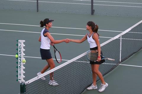 Female tennis players shake hands after a match. The Thai for "female tennis players shake hands after a match" is "นักเทนนิสหญิงจับมือกันหลังจบการแข่งขัน". Female tennis players shake hands after a match. The Thai for "female tennis players shake hands after a match" is "นักเทนนิสหญิงจับมือกันหลังจบการแข่งขัน".