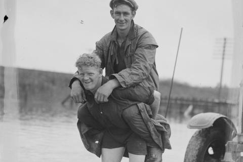 To ride piggyback. The Thai for "to ride piggyback" is "ขี่หลัง". To ride piggyback. The Thai for "to ride piggyback" is "ขี่หลัง".