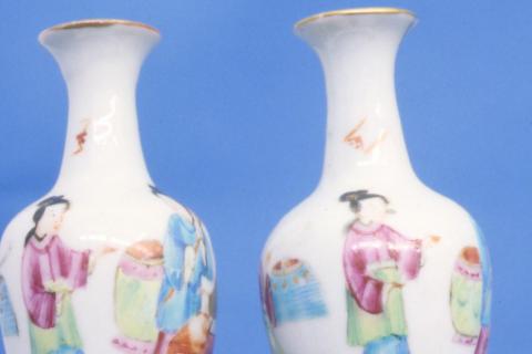 A pair of Chinese vases. The Thai for "a pair of Chinese vases" is "แจกันจีนหนึ่งคู่". A pair of Chinese vases. The Thai for "a pair of Chinese vases" is "แจกันจีนหนึ่งคู่".