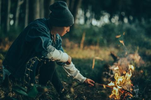 A man trying to start a bonfire. The Thai for "a man trying to start a bonfire" is "ผู้ชายพยายามก่อกองไฟ". A man trying to start a bonfire. The Thai for "a man trying to start a bonfire" is "ผู้ชายพยายามก่อกองไฟ".