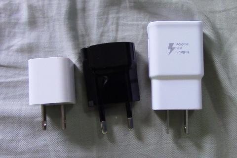 Charger. The Thai for "charger" is "ที่ชาร์จ".