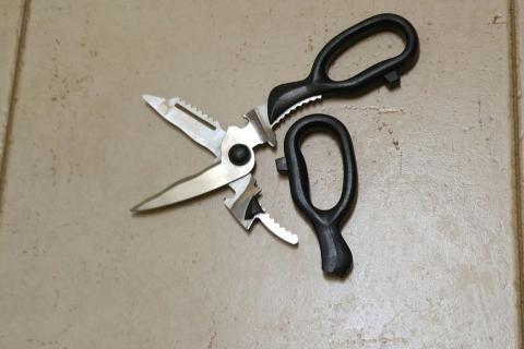 Broken scissors. The Thai for "broken scissors" is "กรรไกรหัก". Broken scissors. The Thai for "broken scissors" is "กรรไกรหัก".