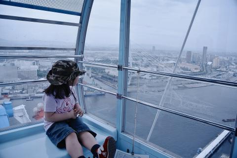 A girl sitting on a ferris wheel. The Thai for "a girl sitting on a ferris wheel" is "เด็กหญิงนั่งในชิงช้าสวรรค์". A girl sitting on a ferris wheel. The Thai for "a girl sitting on a ferris wheel" is "เด็กหญิงนั่งในชิงช้าสวรรค์".