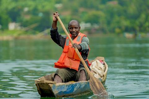 A fisherman is rowing.. The Thai for "A fisherman is rowing." is "ชาวประมงกำลังพายเรือ".