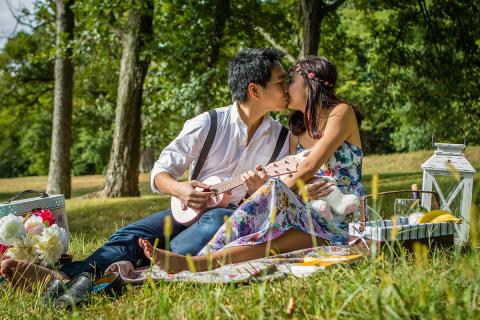 A couple is having a picnic.. The Thai for "A couple is having a picnic." is "คู่รักกำลังปิกนิก".