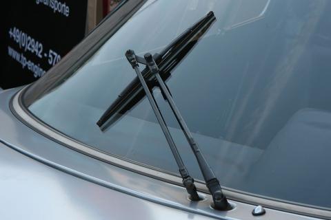 A windscreen wiper. The Thai for "a windscreen wiper" is "ที่ปัดน้ำฝน". A windscreen wiper. The Thai for "a windscreen wiper" is "ที่ปัดน้ำฝน".